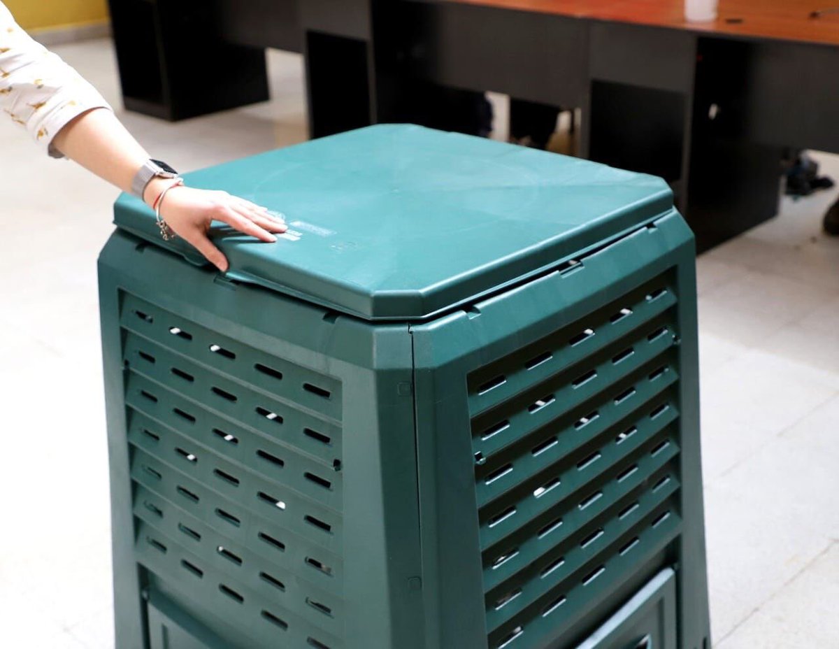 suloiberica's tweet photo. Con más de 6000 #compostadores fabricados con plástico 100% reciclado, nuestros compañeros de SULO CHILE formaron parte del proyecto más importante para el país en esta materia. 
En #SULO trabajamos para convertir los residuos de hoy en los recursos del mañana https://t.co/ZyppWoIiyn