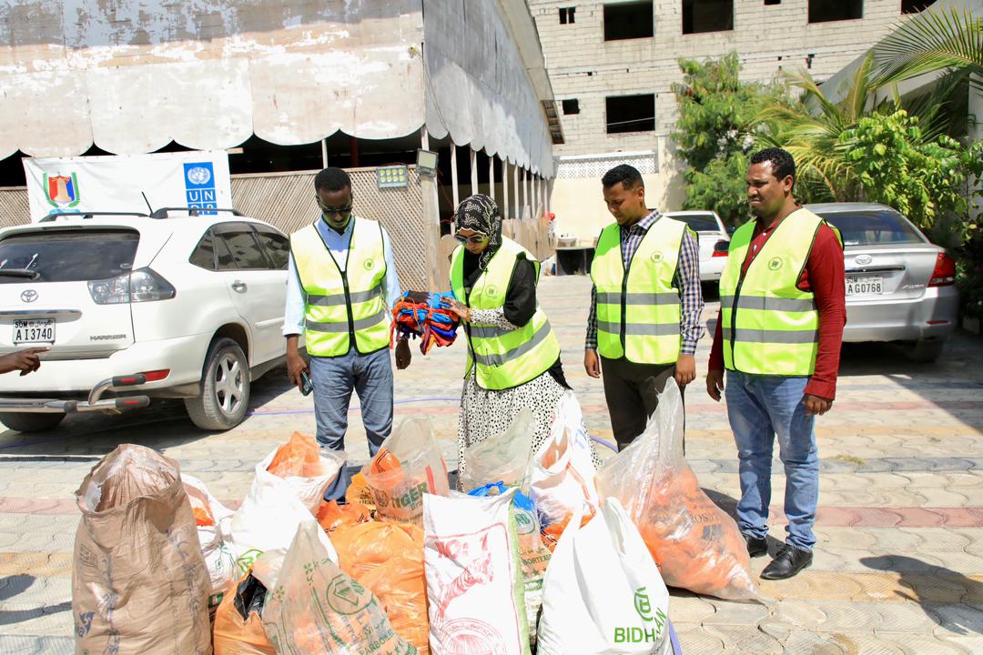 basma_amir's tweet photo. Waxaan Shacabka iyo Maamulka Degmada Xamarweyne ay maanta nasoo gaarsiiyeen Taakuleyn ay iska soo uruuriyeen oo Guddiga Gurmadka G.Banaadir uu ka gudoomay si loo gaarsiiyo Ehelada iyo Bukaanada ku jira Xarumaha Caafimaadka Magaalada Muqdisho #Somalia #Mogadishu https://t.co/RGjtKSvEqL