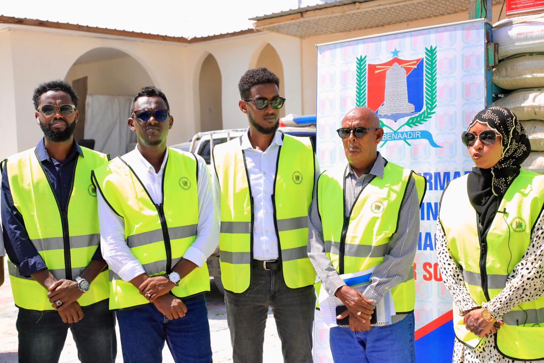 basma_amir's tweet photo. Waxaan Shacabka iyo Maamulka Degmada Xamarweyne ay maanta nasoo gaarsiiyeen Taakuleyn ay iska soo uruuriyeen oo Guddiga Gurmadka G.Banaadir uu ka gudoomay si loo gaarsiiyo Ehelada iyo Bukaanada ku jira Xarumaha Caafimaadka Magaalada Muqdisho #Somalia #Mogadishu https://t.co/RGjtKSvEqL