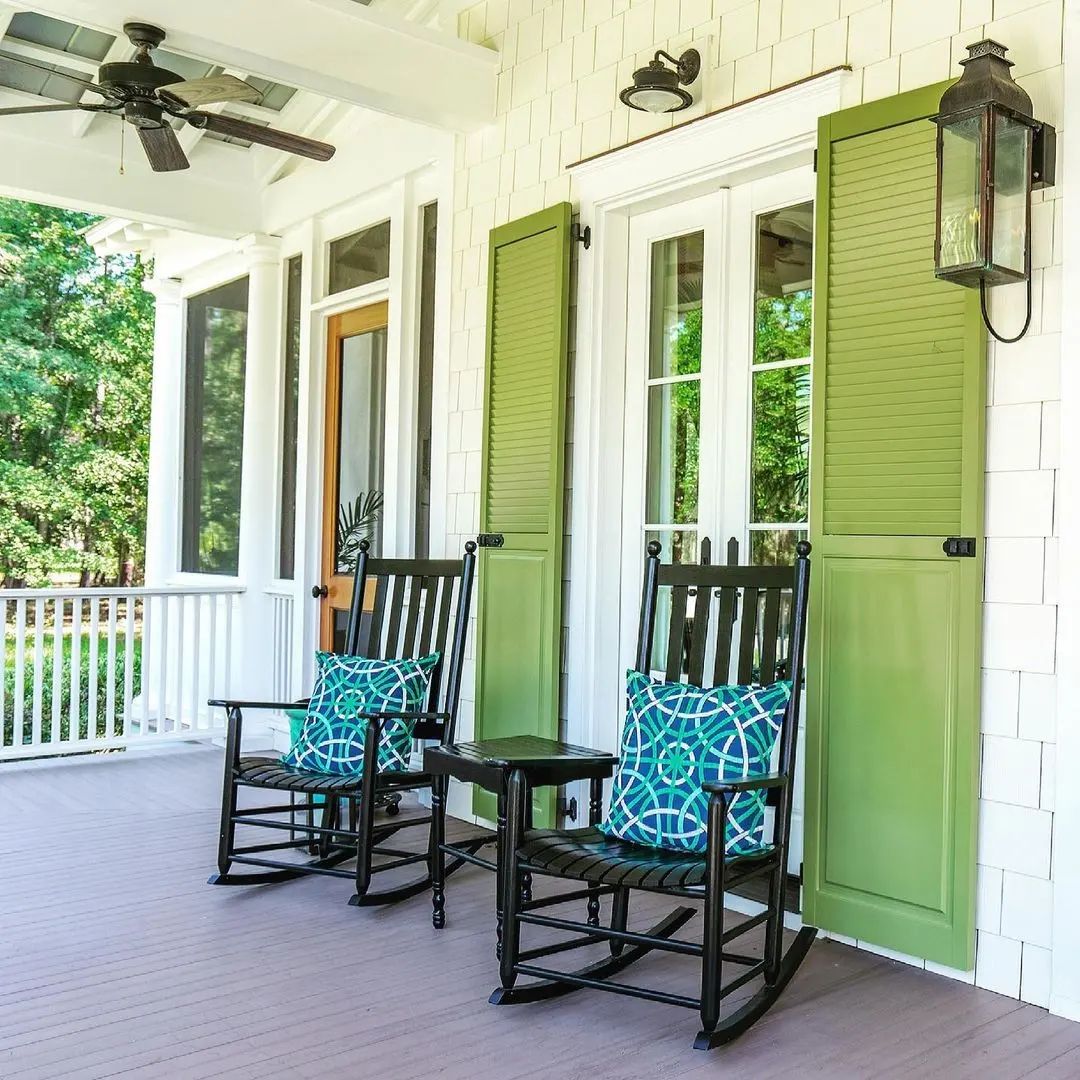 #Repost watermarkcoastalhomes Fall in the Lowcountry = time on the porch enjoying the cooler temperatures. 🍁☕️💛 #habershamsc