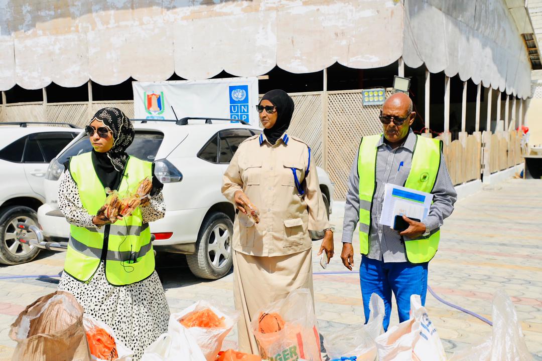 basma_amir's tweet photo. Sidoo kale waxaan u mahadcelinayaa Gabdho Soomaaliyeed oo soo wakiishay Taliyeyaasha kala ah Samiira, Sagal iyo Raxma oo Xafiiska noogu yimid waxaana loosoo wakiishay $1,400 oo aan isla maanta Bukaanada u qeybin doono #Somalia #Mogadishu @ZakiaHussen https://t.co/98Qc2uSe46