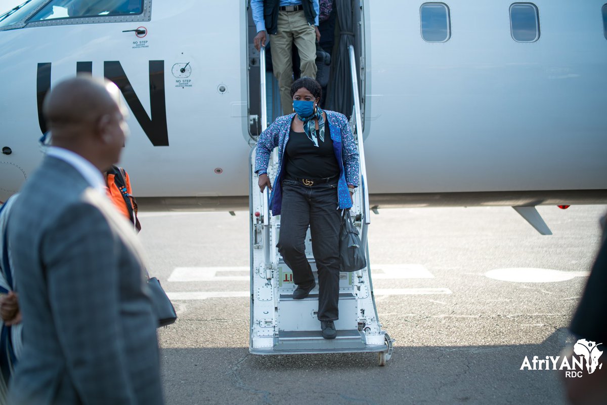 AfriyanRdc's tweet photo. 🅓🅔́🅒🅞🅤🅥🅔🅡🅣🅔

Arrivée hier à #Lubumbashi aux alentours de 16h, la Sous Secrétaire Générale des Nations Unies et Directrice Exécutive Adjointe de @UNFPA, le Dr. @dienekeita, championne des questions de jeunesse a été reçue par les jeunes.

@eugene_kongnyuy 
#MeetOurModel https://t.co/987EXFtQrb