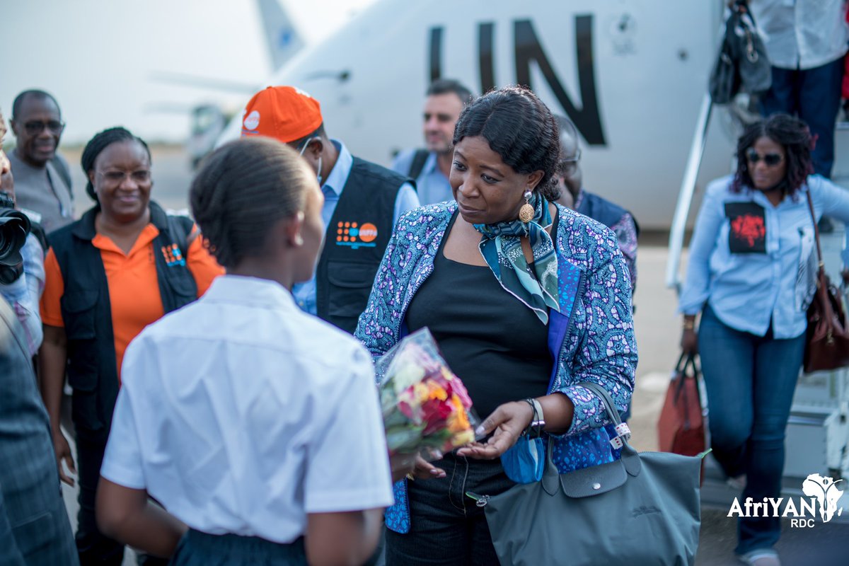 AfriyanRdc's tweet photo. 🅓🅔́🅒🅞🅤🅥🅔🅡🅣🅔

Arrivée hier à #Lubumbashi aux alentours de 16h, la Sous Secrétaire Générale des Nations Unies et Directrice Exécutive Adjointe de @UNFPA, le Dr. @dienekeita, championne des questions de jeunesse a été reçue par les jeunes.

@eugene_kongnyuy 
#MeetOurModel https://t.co/987EXFtQrb