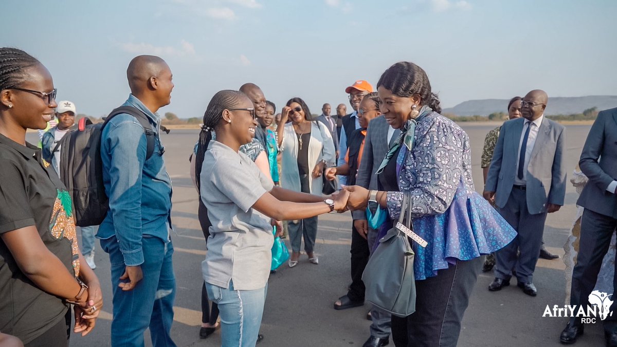 AfriyanRdc's tweet photo. 🅓🅔́🅒🅞🅤🅥🅔🅡🅣🅔

Arrivée hier à #Lubumbashi aux alentours de 16h, la Sous Secrétaire Générale des Nations Unies et Directrice Exécutive Adjointe de @UNFPA, le Dr. @dienekeita, championne des questions de jeunesse a été reçue par les jeunes.

@eugene_kongnyuy 
#MeetOurModel https://t.co/987EXFtQrb