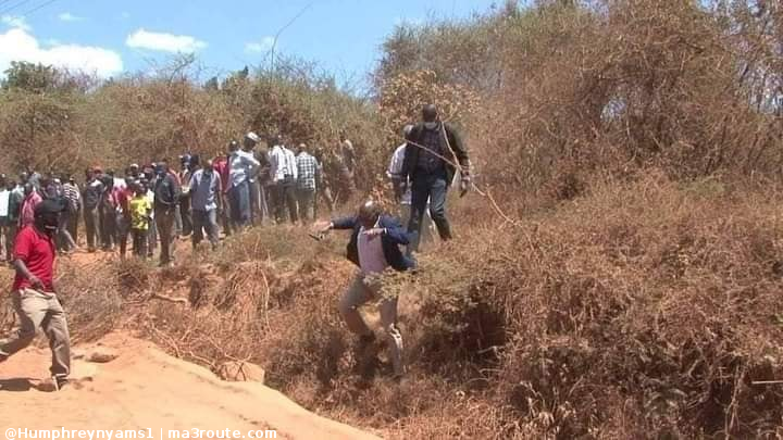 a3Route's tweet photo. 16:11 In Kenya 🇰🇪 angry residents from Mbeere South chased away their MP Col Geoffrey Kingangi for failing to fulfill numerous promises he made to them. They also pelted stones at him.   @ntvkenya  @kibeandy  https://t.co/7lvAWFlpKS via @Humphreynyams1