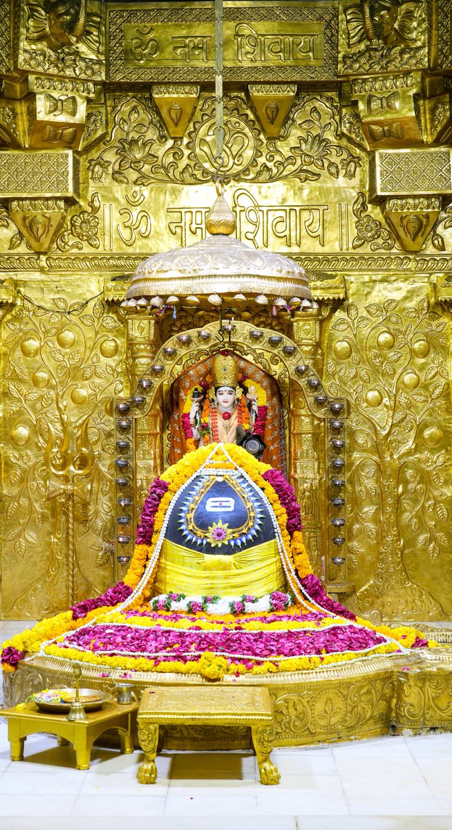 Somnath_Temple's tweet photo. श्री सोमनाथ महादेव मंदिर,
प्रथम ज्योतिर्लिंग - गुजरात (सौराष्ट्र)
दिनांकः 03 नवम्बर 2022, कार्तिक शुक्ल दशमी - गुरुवार 
सायं शृंगार
11224487 https://t.co/DIF6MYc9oX