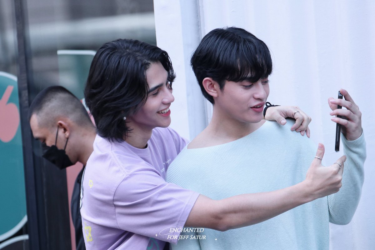 saturnnunitjbc's tweet photo. 𝟢3 | 𝟣1 | 𝟤𝟤 → Hoy iban muy bonitos ambos, aquí algunas fotografías del evento 💜🪐

#KedsThailandXJeffBarcode https://t.co/ojUzOdAG5M