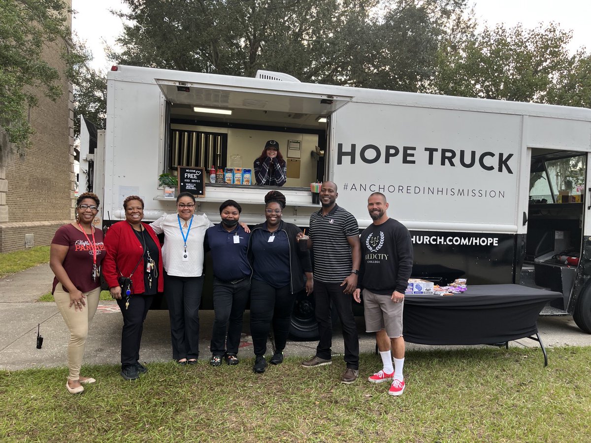TruitteMoreland's tweet photo. Thank you BoldCityChurch!!!  For showing our Faculty &amp; Staff love and appreciation this morning.  #teachersneedlove #communitypartners @DuvalSchools @BoldCityChurch https://t.co/hhOL8qEmzV