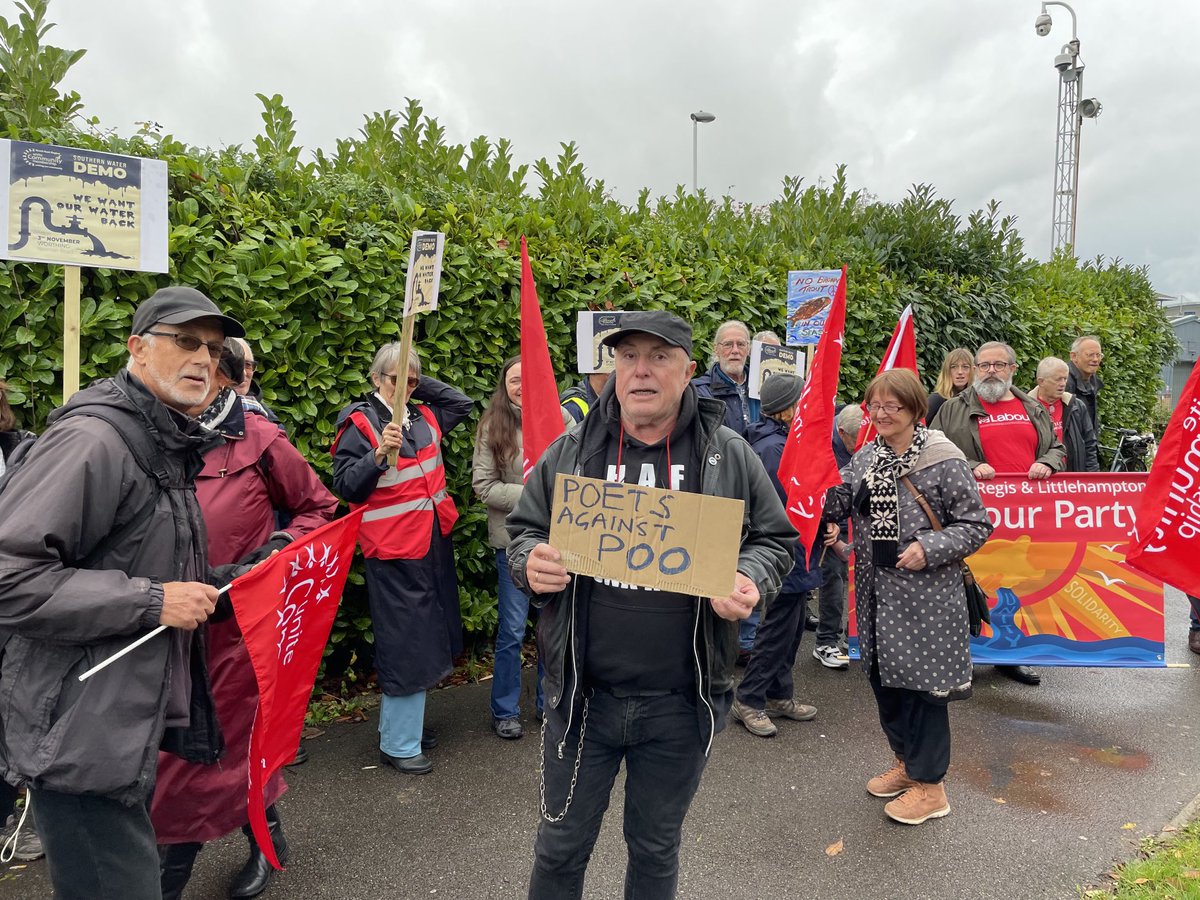WorthingCan's tweet image. Great demo ⁦@SouthernWater⁩ organised by #UniteCommunity People from around West Sussex were there and plenty of support from passersby. #WeWantOurWaterBack #StopSewagePollution ⁦@Feargal_Sharkey⁩ ⁦@sascampaigns⁩ ⁦@BeccyCooper4Lab⁩ ⁦@XRWorthing⁩