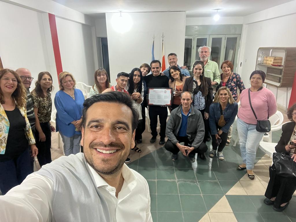 Excelente encuentro con los correligionarios de la @UCR2da. Entregamos el cuadro de reconocimiento con la nómina de autoridades y debatimos sobre realidad nacional municipal y provincial. Gracias x recibirnos en su casa!