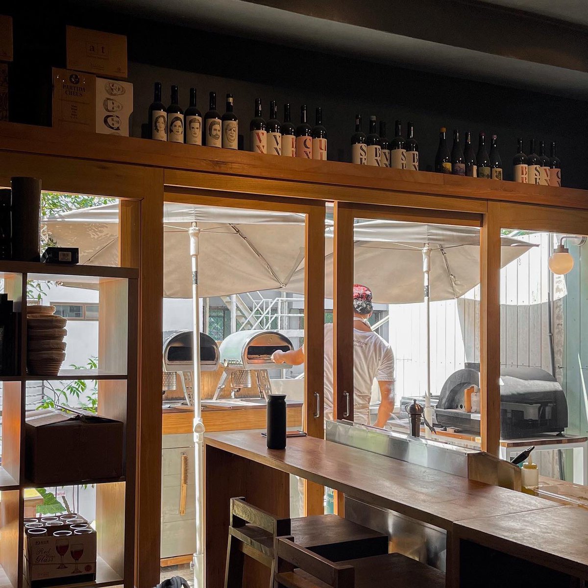 ร้าน Pizza เตาถ่านแป้ง Sourdough ที่ดีมากในเอกมัย “ The Sparrow Pizza Studio” ขอบอกเลยว่าแป้งนางคือดีมาก แบบโคตรๆดีอะ นี่ชอบหน้า Pepperoni มาก มีความเผ็ดนิดๆ กับอีกถาดคือ Figs &amp; Bries เป็น White Pizza อร่อยเหมือนกันนน แนะนำให้จองก่อนเพราะร้านไม่ใหญ่มาก #อร่อยบอกต่อ <a href="/aroii/">@aroii บอกต่อ</a>