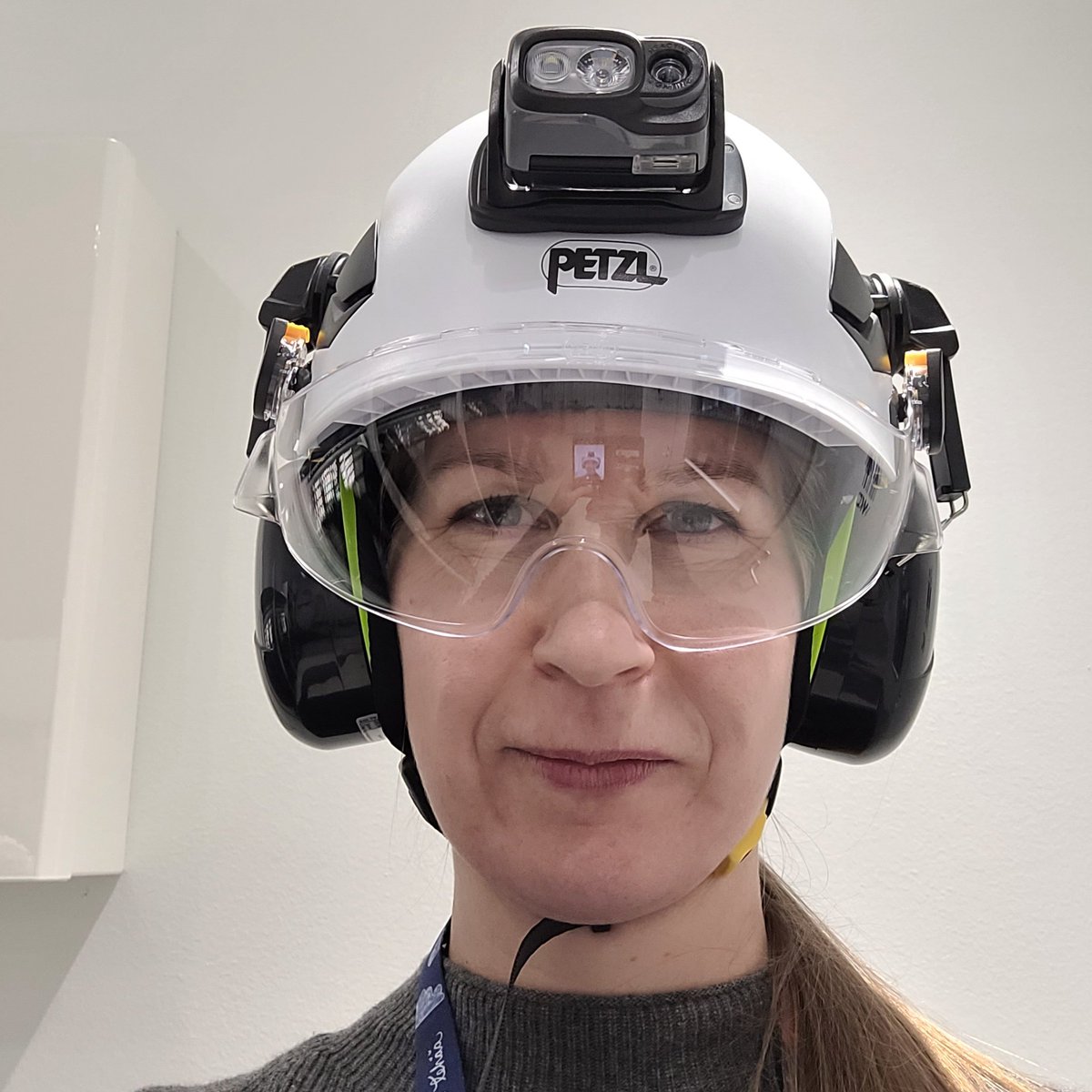 Monenlaisessa laitoksessa ja tehtaassa on tullut käytyä, mut nyt on ekaa kertaa oma työmaakypärä, selfien paikka 😊 #turvallisuus