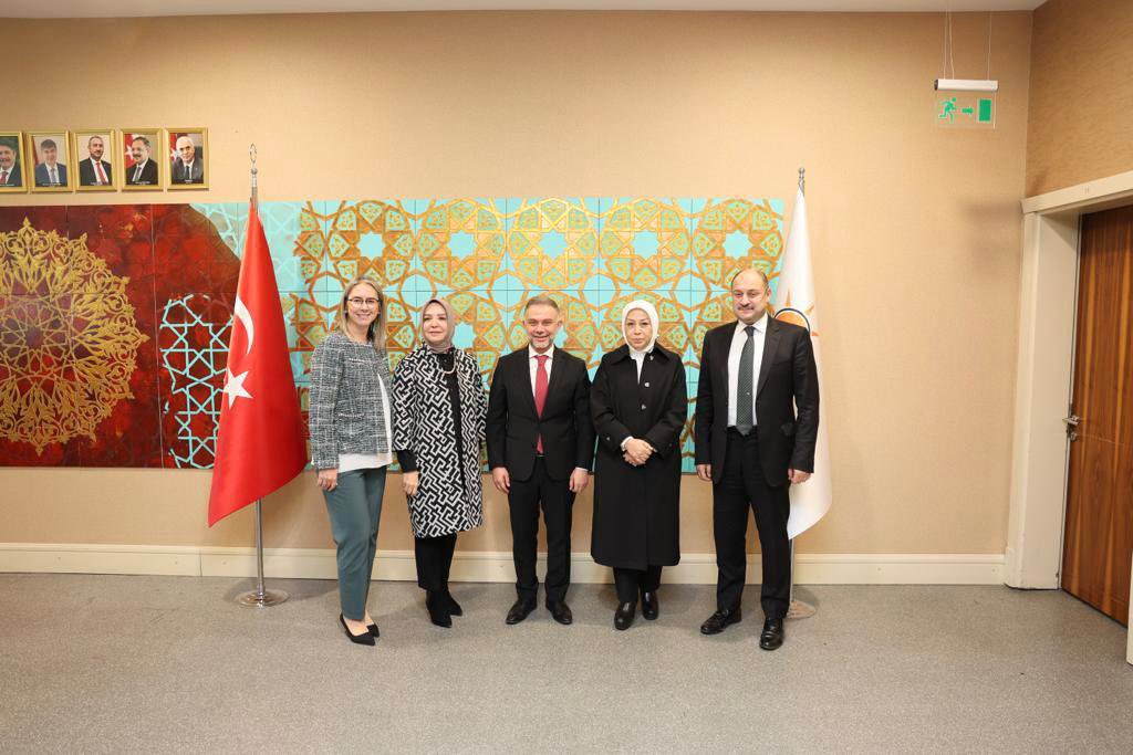 Lokman_Erturk's tweet photo. Ak Parti’mizin kuruluşundan bugüne kadar fedakarca gayret gösteren halkımızla gönül köprüleri kuran vekillerimiz Sn @oznurcalik Sn @serapyahsiyasar Sn M.Kasım Gülpınar
beraber çalışmaktan mutluluk duyduğum İzmir vekilimiz ve YY bşk YRD Sn @CeydaBC47 başkanıma teşekkür ediyorum https://t.co/cFFblxLv2A