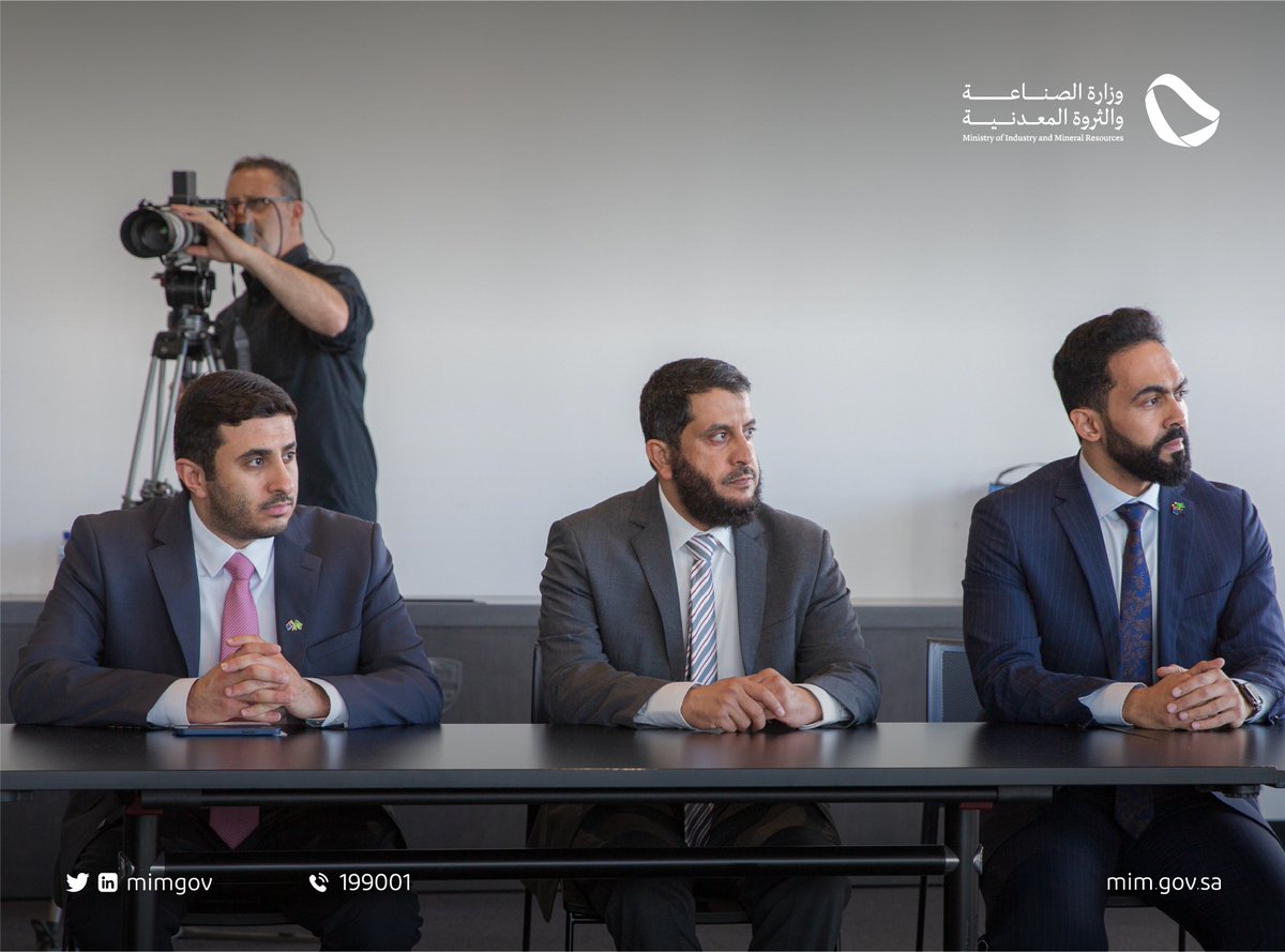 نائب رئيس جامعة سيدني الأسترالية د. شاين جريفن يستقبل معالي وزير الصناعة والثروة المعدنية أ. بندر الخريف، ويطلعه على أبرز برامج الجامعة والمرافق التي تضمها، وقدم عرضًا حول تاريخها وما تقدمه للطلاب السعوديين لتيسير رحلتهم الدراسية