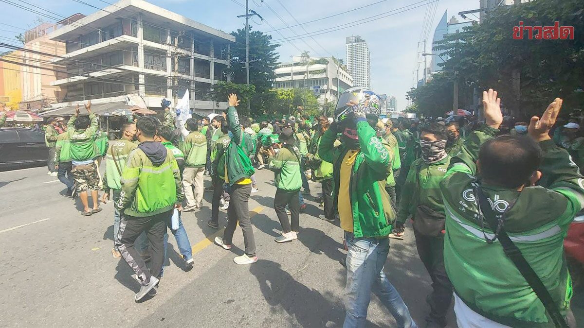 Dozens of grab riders have dispersed after a few hours of protest which blocked Phetchaburi Road Thursday afternoon. The riders who waited for the management's answer about system change were warned by police that they're breaking the law. #Thailand #WhatsHappeningInThailand #KE