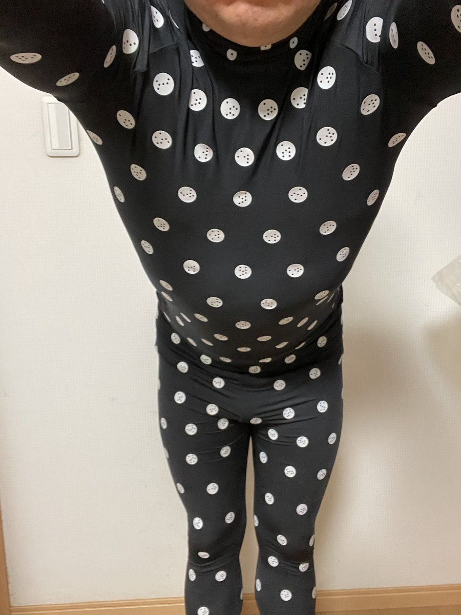 iquta1's tweet image. 部屋の掃除してたら出てきたので着てみた。懐かしい。
#zozosuit  
#自撮りって難しい