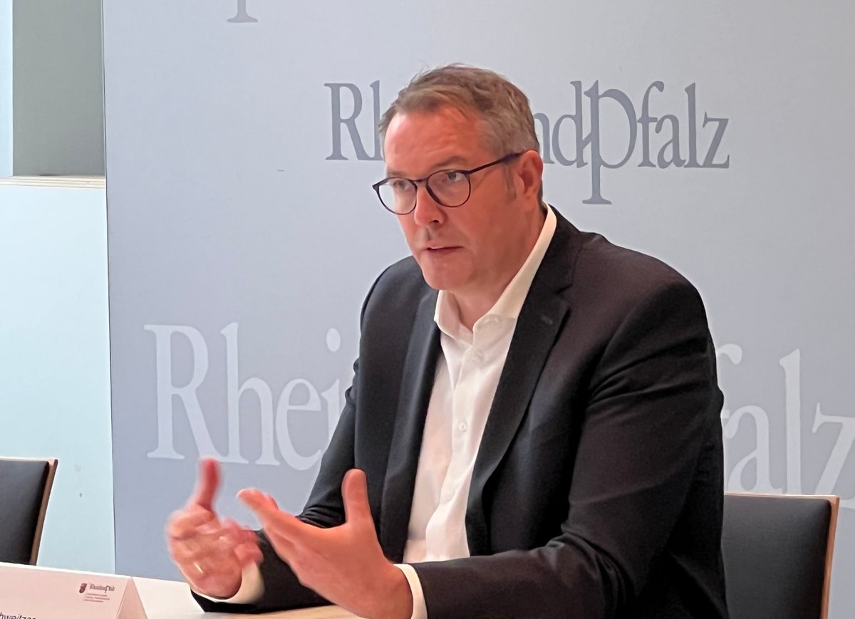 mastd_rlp's tweet photo. „Als neues Handlungsfeld wurde die #Digitalisierung in die #FQI aufgenommen. Sie entlastet #Fachkräfte, modernisiert die #Pflege-#Ausbildung und hilft, die Arbeitsbedingungen in der Pflege weiter zu verbessern", betonte @Alex_Schweitzer. (2/3) https://t.co/Eaui0CgTf7