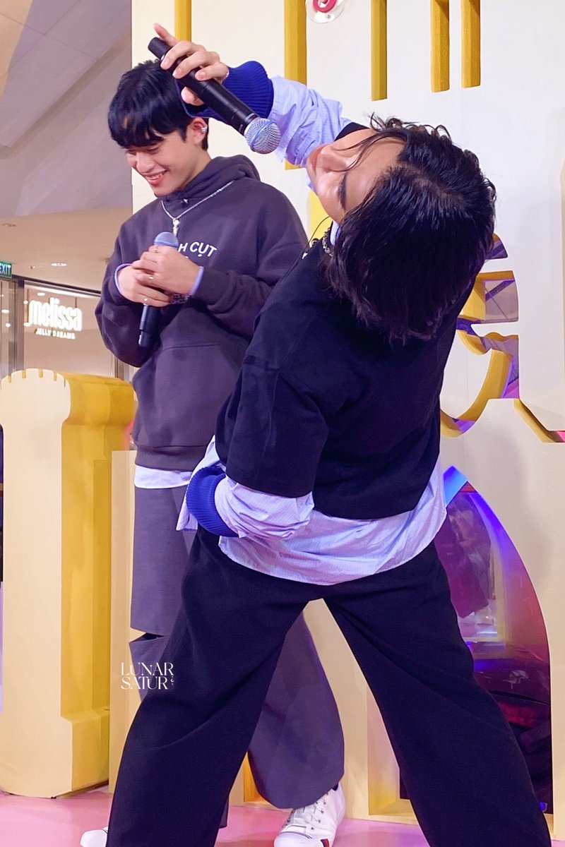 saturnnunitjbc's tweet photo. 𝟢3 | 𝟣1 | 𝟤𝟤 → ¿A esto se refería Jeff con acrobacias? 😄 Esperemos que sus espaldas estén bien, aunque se sabe que Barcode tiene experiencia en estás poses.

#KedsThailandXJeffBarcode https://t.co/Fcs0F8uh3x