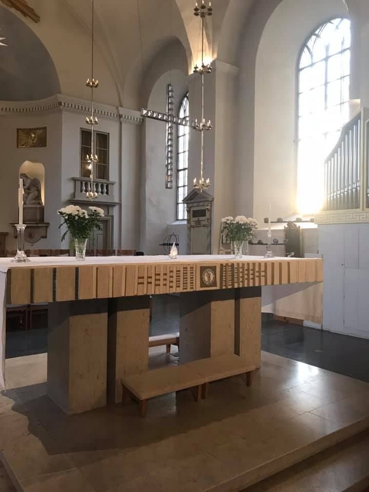 Sex månader som församlingsrådgivare hos <a href="/verbum_ab/">Verbum</a> med fokus på kommunikation och relationer! En förmån att få samtala med <a href="/svenskakyrkan/">Svenska kyrkan</a> och <a href="/equmeniakyrkan/">Equmeniakyrkan</a> som har församlingar från norr till söder, öst till väst!

Bilden visar <a href="/SvKyKarlstad/">SvKy Karlstad</a> domkyrka. En bra plats att landa på