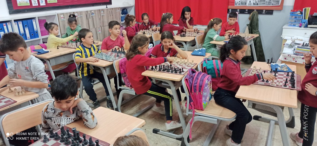 herenster's tweet photo. Okulumuzda açtığımız Satranç kursumuz devam ediyor.  @totak2066 @KaleKitapOkuyor @AysegulGuzel11 @halkegitim @DenizlideO https://t.co/HUpzWytIcj
