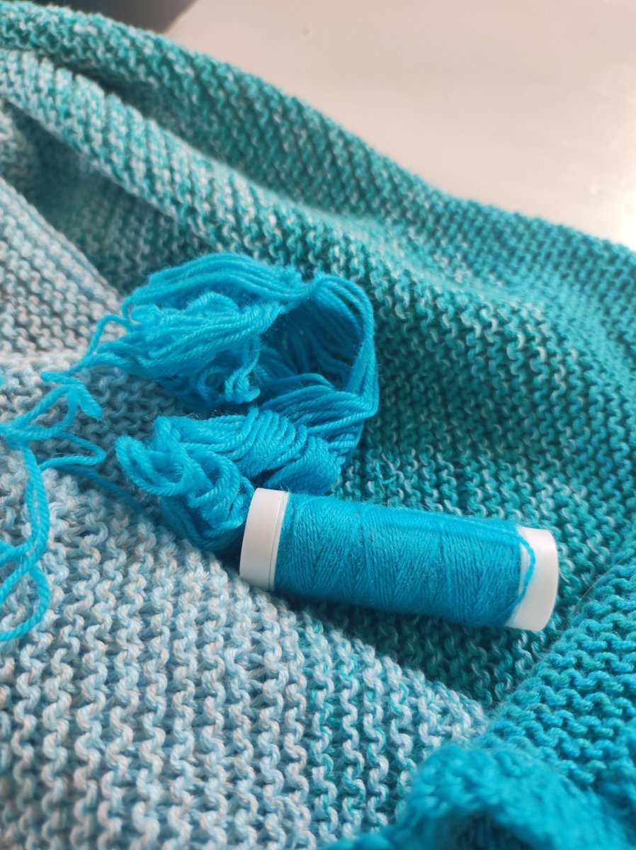 Das hatte ich auch noch nie! Im Wollknäuel versteckt kam eine Rolle passendes Stopfgarn zum Vorschein!😮
#stricken #wollliebe #knitting