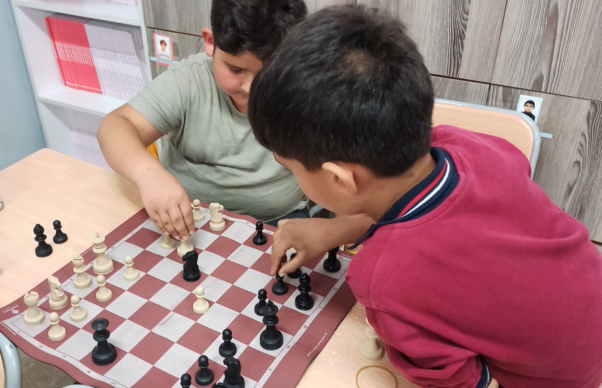 Okulumuzda açtığımız Satranç kursumuz devam ediyor.  <a href="/totak2066/">Nurettin TIKIM</a> <a href="/KaleKitapOkuyor/">KalekitapOKUyorzinciri</a> <a href="/AysegulGuzel11/">Aysegul Guzel-MEB</a> <a href="/halkegitim/">Halk Eğitim Merkezi</a> <a href="/DenizlideO/">DenizlideBirÖğretmen</a>