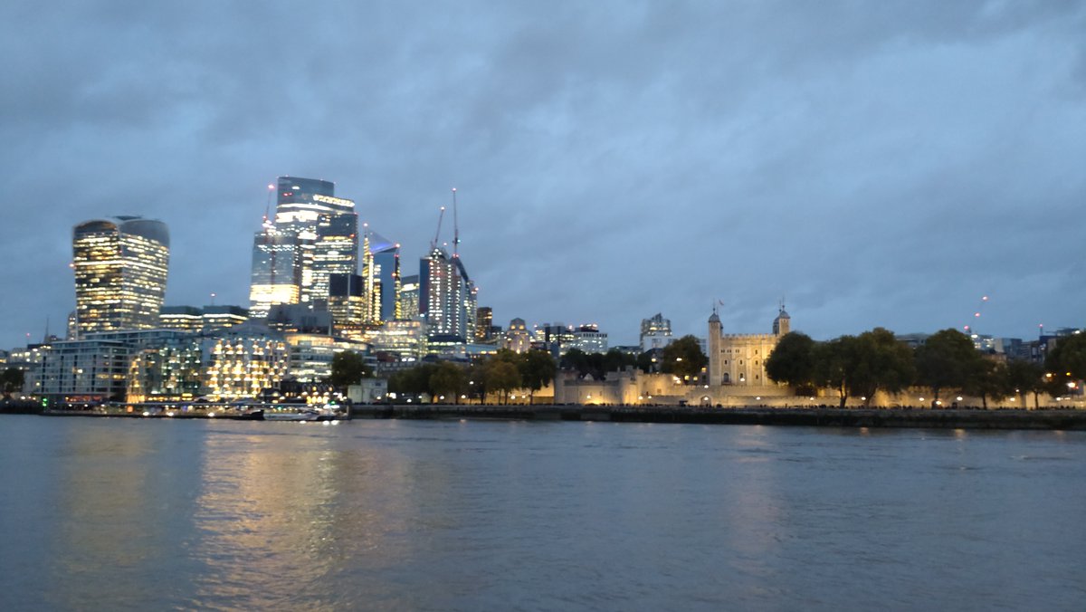 It is always sad when the nights start to draw in. However, you do get to see #London in a totally different light.
My view last night on my trip back from delivering a #PublicSpeaking #course for <a href="/MediaTrainingUK/">Media Training</a> . Spectacular!
