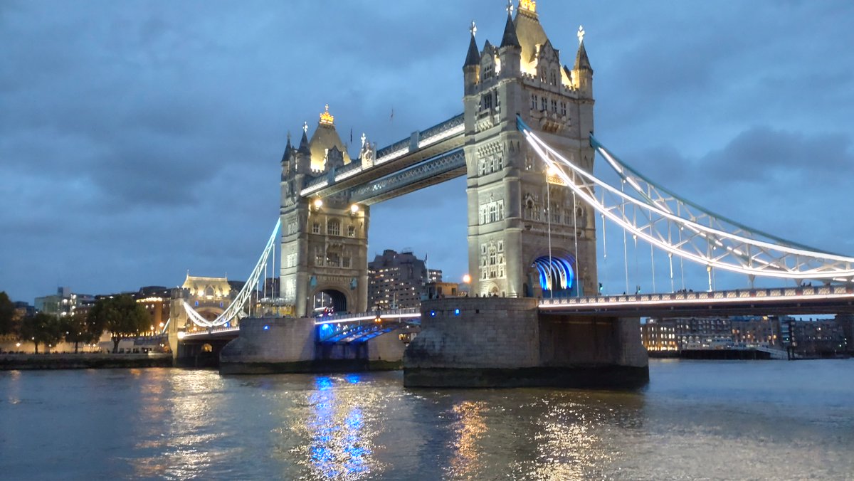 MikeN_Training's tweet photo. It is always sad when the nights start to draw in. However, you do get to see #London in a totally different light.
My view last night on my trip back from delivering a #PublicSpeaking #course for @MediaTrainingUK . Spectacular! https://t.co/OhglfechQn