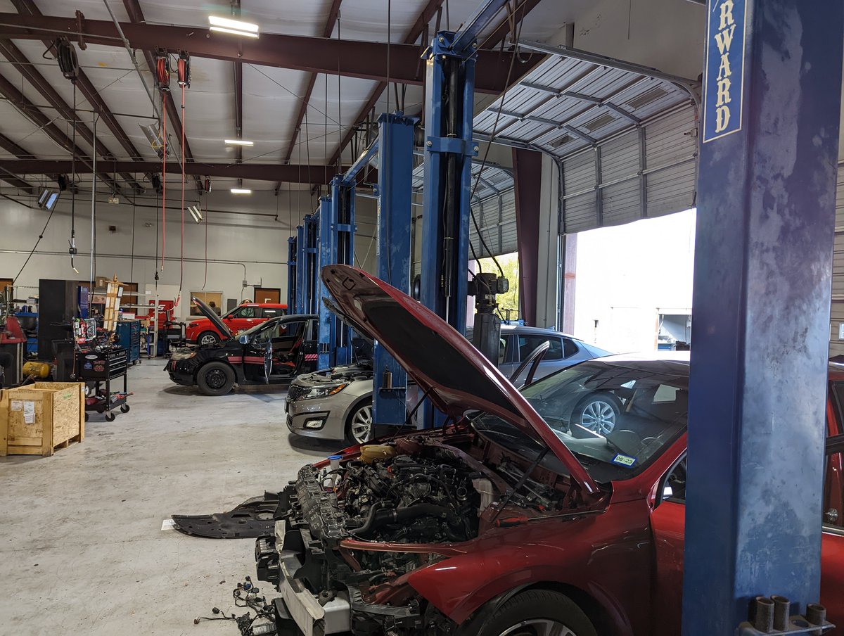DvilleHSAuto's tweet photo. Southwest Kia dealership training!!! https://t.co/Q6wuLwNxpB