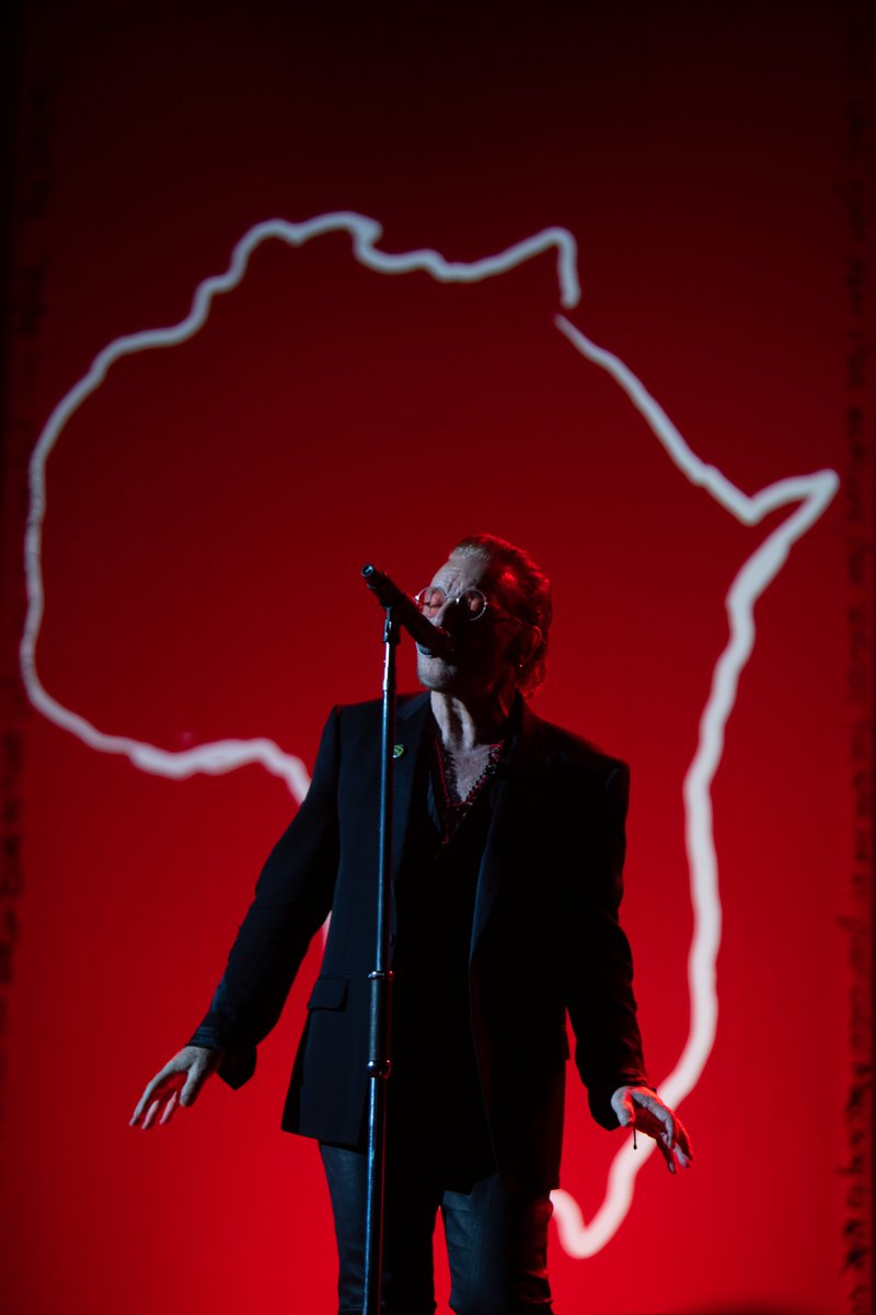 LiveNation's tweet photo. .@U2's Bono kicked off his sold-out book tour for ‘Surrender: 40 Songs, One Story’ last night in New York with “an evening of words, music, and some mischief."

📸: Ross Stewart https://t.co/6XLOxkrwsW