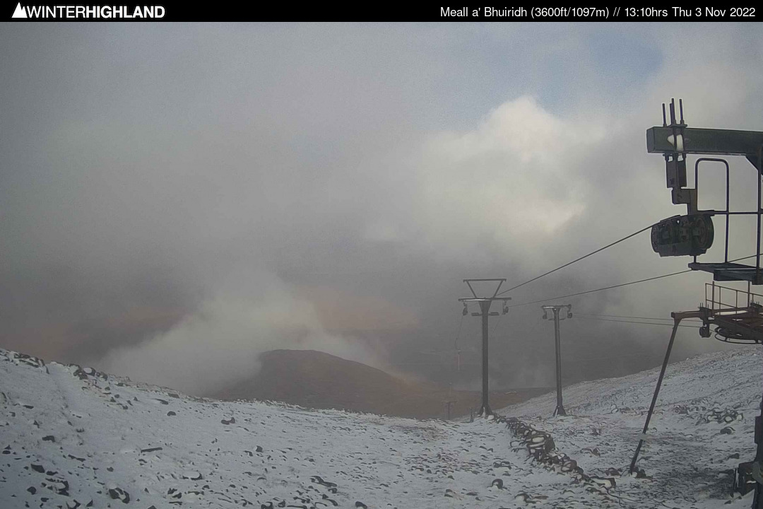 Ben Nevis has got its winter coat on today, a dusting of snow on many high tops 🏔️❄️ Temperatures will stay near or just below freezing over the higher Munros into Friday, plus expect frost in the glens tonight as skies clear. Prepare for wind chill factor near -10C on tops 🥶