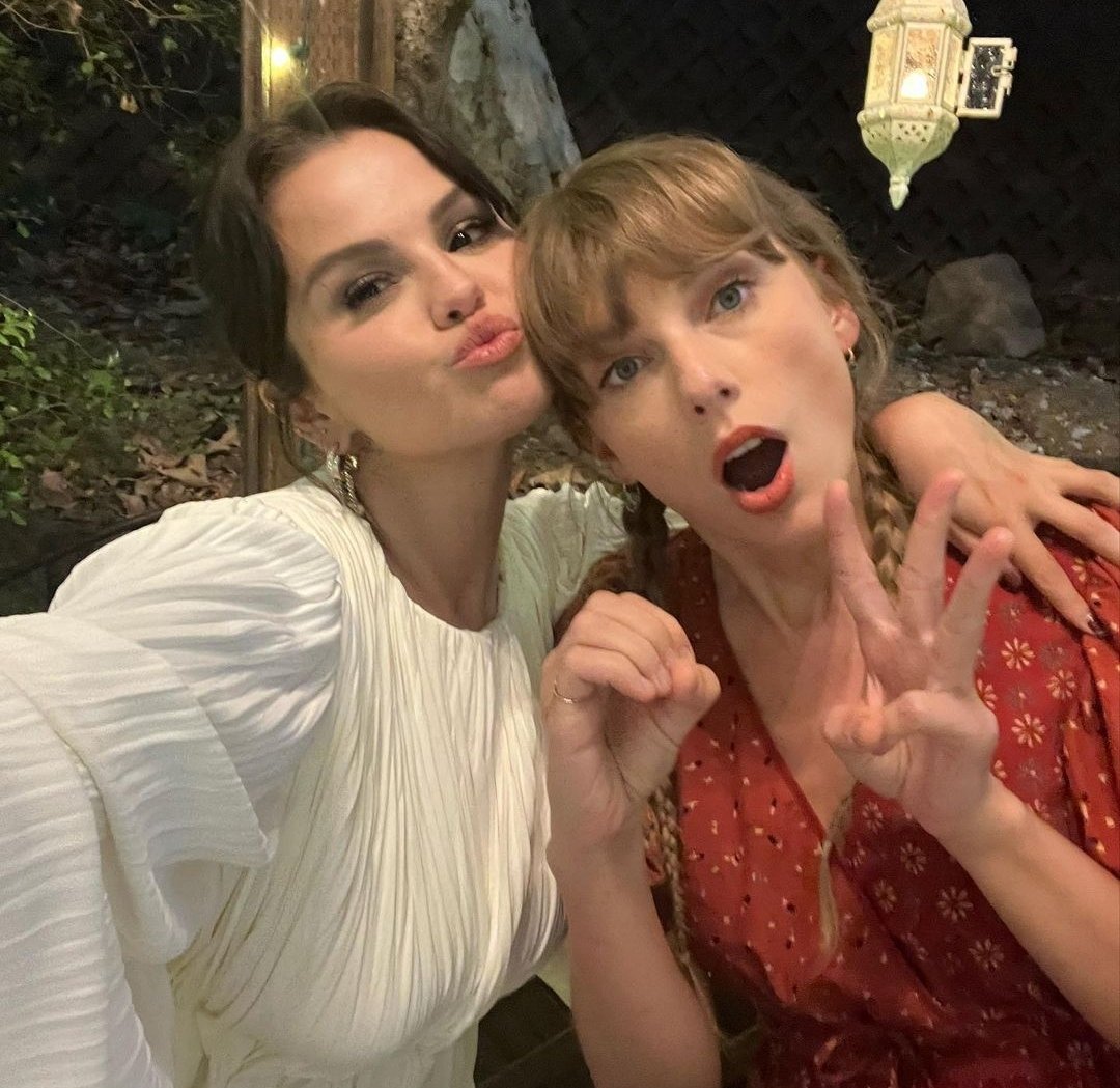 TheSwiftSociety's tweet photo. 📲| @SelenaGomez names Taylor Swift as her only friend in the industry.

“I never fit in with a cool group of girls that were celebrities. My only friend in the industry really is Taylor Swift" https://t.co/u2j6DB2JLu