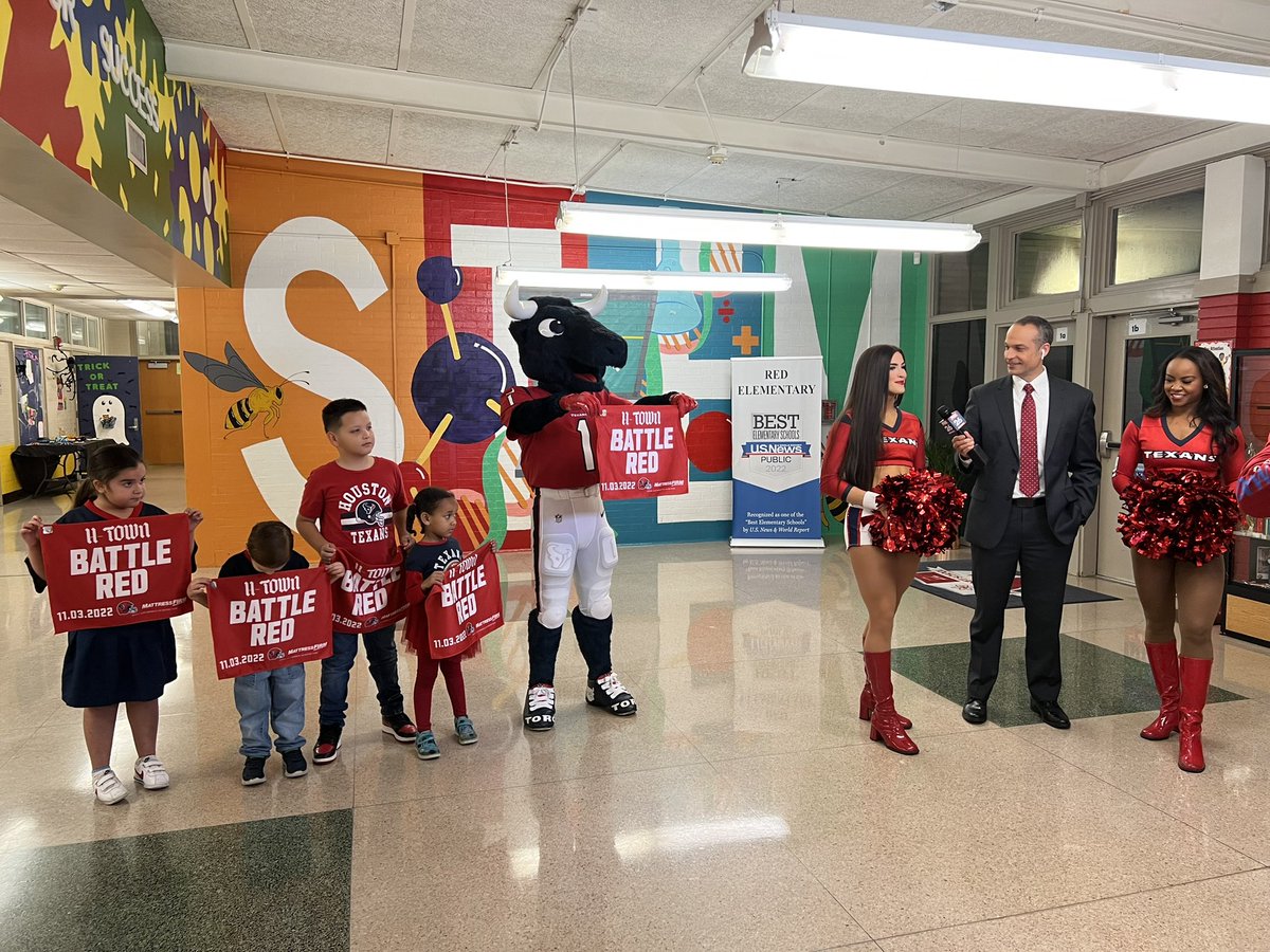 HISDEspanol's tweet image. 🏈🙌¡Bienvenidos @FOX26Houston y @Fox26Mike a la Primaria @REDSTEM_Magnet para el Battle Red Day! ¡Vamos @HoustonTexans! #Texans #BattleRed #HISD