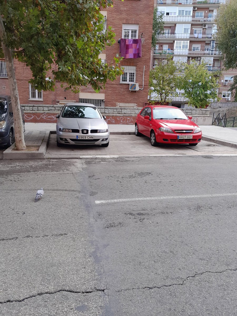 pablitus2012's tweet photo. Se puede denunciar el aparcamiento de coches y furgonetas ocupando 2 plazas en lugar de una plaza?? Toda la calle igual y tod@s los vecinos sabemos quién son , calle Eduardo Rivas en Carabanchel @policiademadrid @Lineamadrid @AscoMadrid @madridreclama @ComunidadMadrid @MADRID https://t.co/Y6YyepWPEi