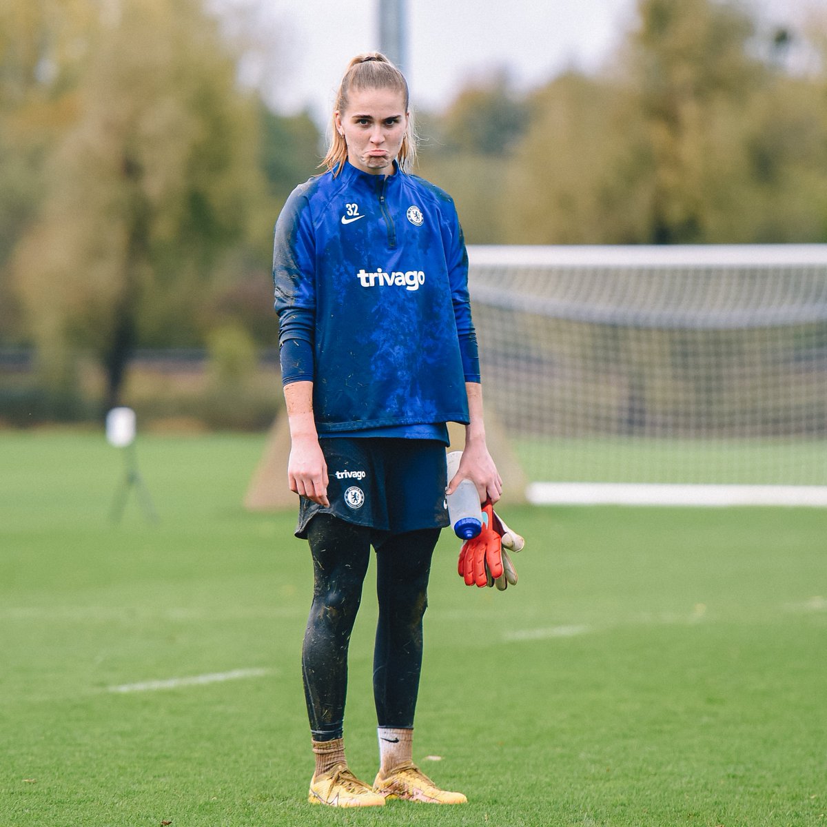 ChelseaFCW's tweet photo. Life as a goalkeeper... 😅

You ok, @EmilyOrman3? 🌧 https://t.co/LmjSAyeTn0