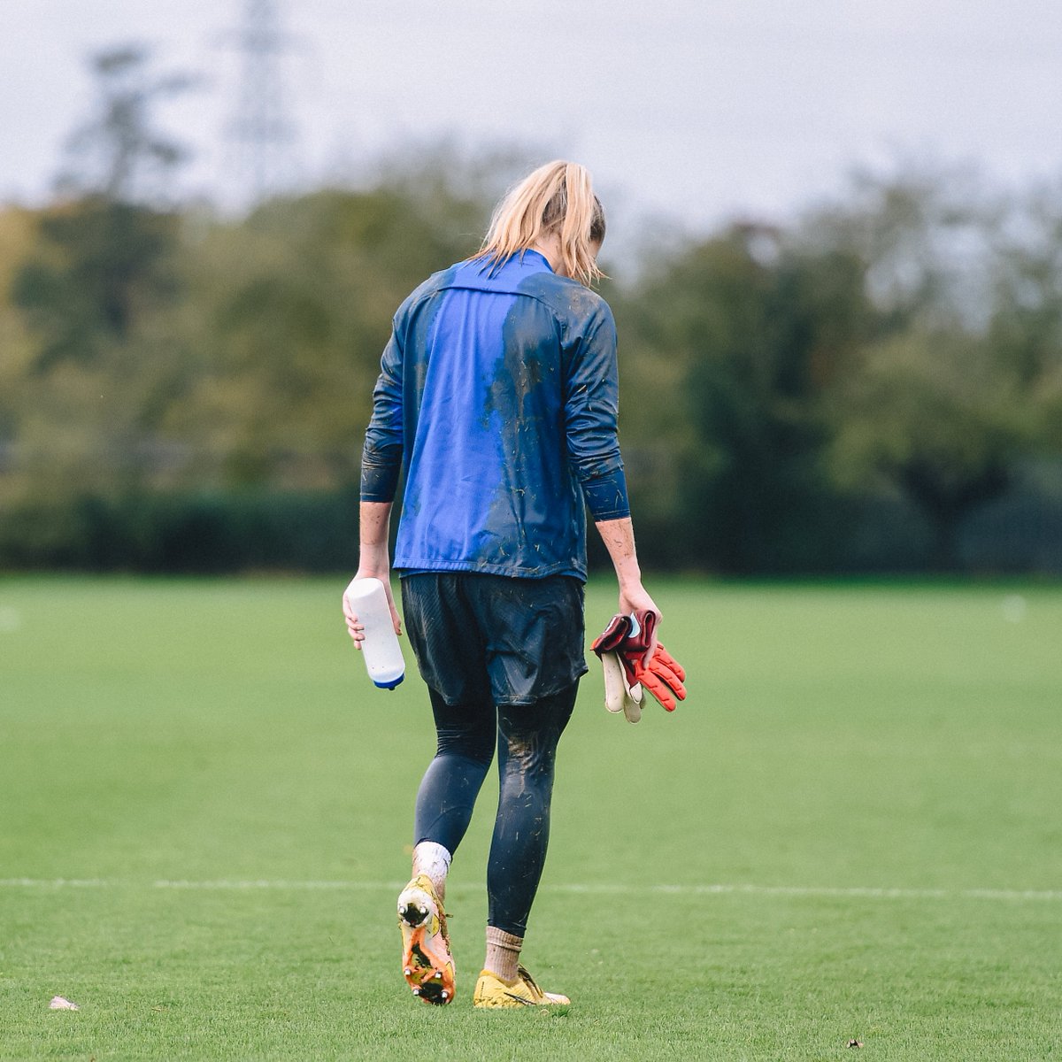 ChelseaFCW's tweet photo. Life as a goalkeeper... 😅

You ok, @EmilyOrman3? 🌧 https://t.co/LmjSAyeTn0
