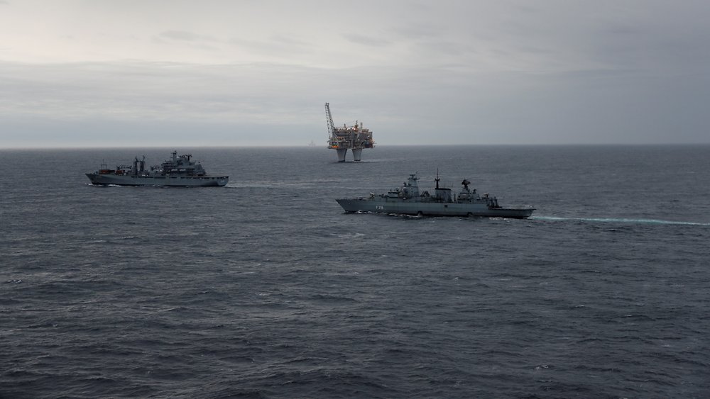 bundeswehrInfo's tweet photo. Die #Marine in #Norwegen – Nach den Vorfällen an den Nord-Stream-Pipelines erfüllt die @deutschemarine die Zusage des Bundeskanzlers, Norwegen, #Dänemark und #Schweden beim Schutz kritischer maritimer Infrastruktur zu unterstützen.
Mehr dazu lest ihr hier➡️https://t.co/EQRRiR9GeB https://t.co/8LaleT3KDL
