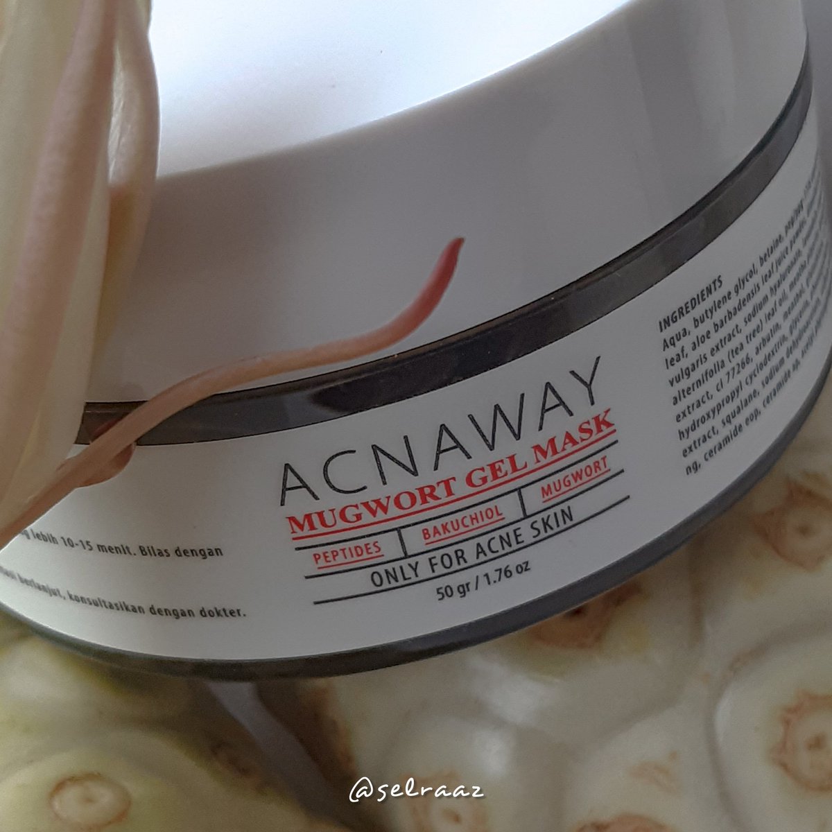 selraaz's tweet photo. YAAMPUN GEL MASK APAAN INI 😭 

Seneng bgt ada gel mask 40 ribuan yg khusus diformulasikan only for acne skin. Mana wanginya relaxing parah, cocok bgt buat me time ini mah 🥺 

Pejuang acne ayo merapat! 

— a thread review 

#acnaway #acnefighter #acnejourney https://t.co/HGxa4m6VKa