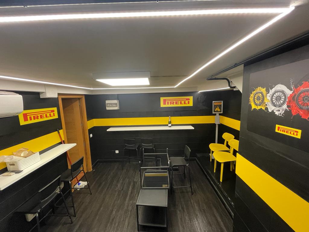 Cegelux2050's tweet photo. Nueva instalación terminada en taller de neumáticos💡🔦🔌💡 
#ilumination #LED #electronics https://t.co/q9t2AQPG42