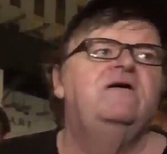 USER180482's tweet photo. @nonbinarybooty This guy ain’t wanna be there https://t.co/XkLSKExhwu