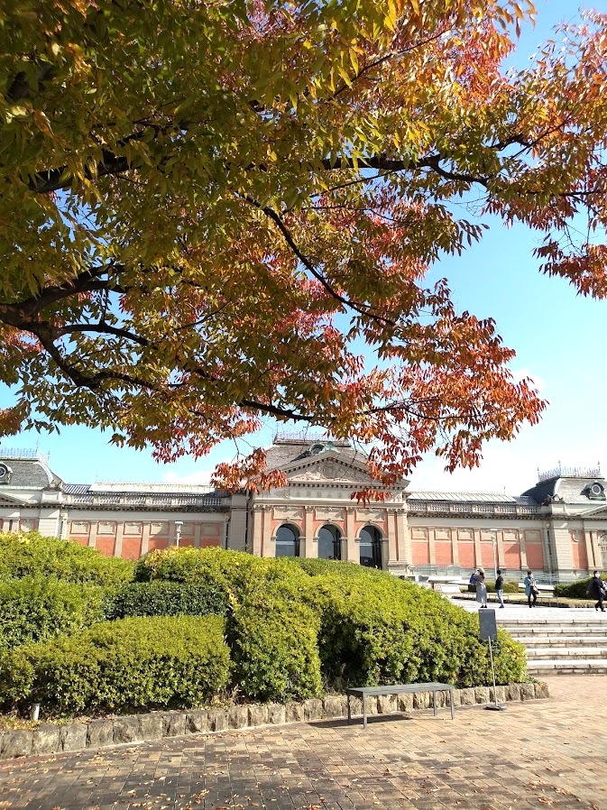 kanjoyue's tweet photo. 茶の湯展（京博）で『桃鳩図』を観てきました。混雑が心配でしたが、近くでじっくり鑑賞できました。その他はサラッと観るつもりが、結局2時間かけて何周もすることに。眼福。 https://t.co/hjk66F1Te2