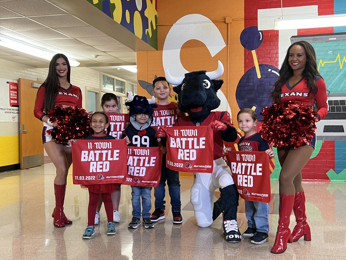 HISDEspanol's tweet image. 🏈🙌¡Bienvenidos @FOX26Houston y @Fox26Mike a la Primaria @REDSTEM_Magnet para el Battle Red Day! ¡Vamos @HoustonTexans! #Texans #BattleRed #HISD