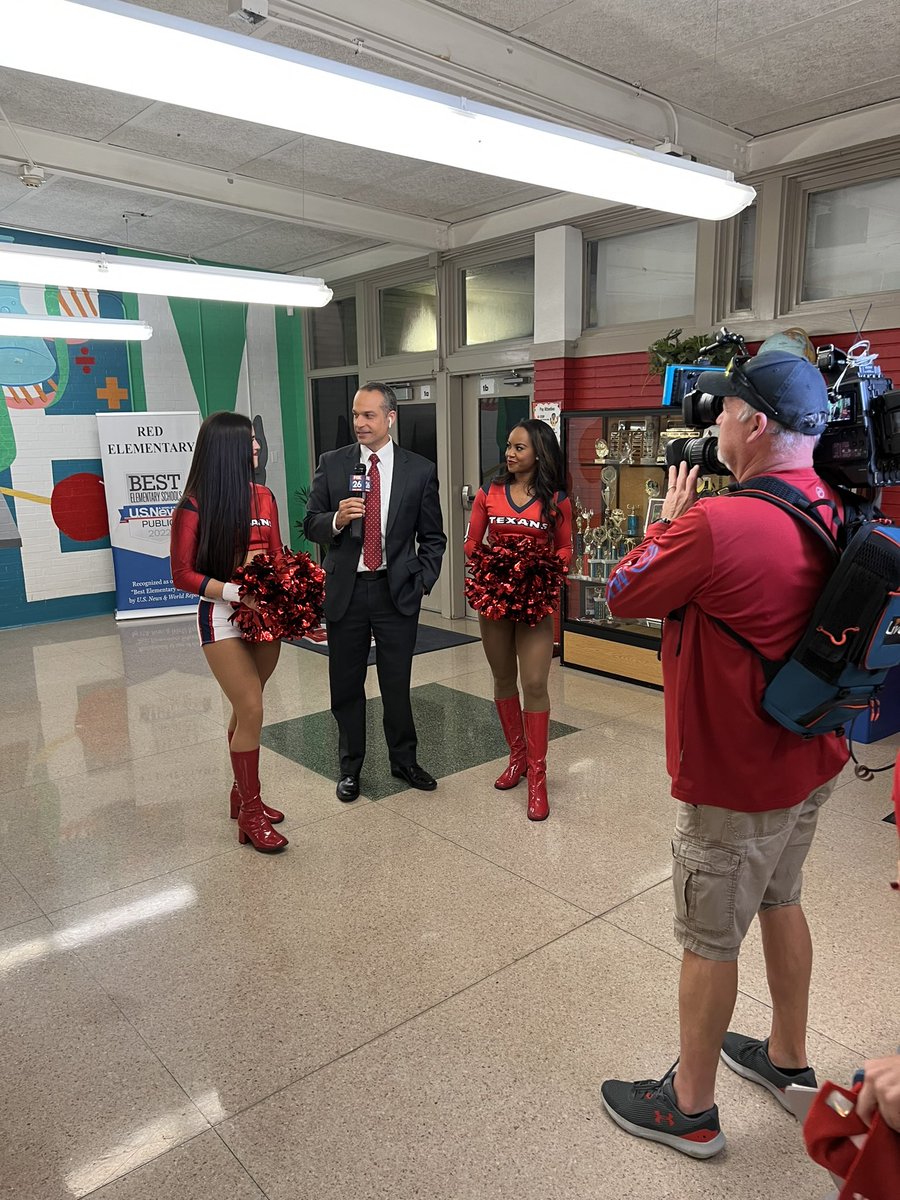 HISDEspanol's tweet image. 🏈🙌¡Bienvenidos @FOX26Houston y @Fox26Mike a la Primaria @REDSTEM_Magnet para el Battle Red Day! ¡Vamos @HoustonTexans! #Texans #BattleRed #HISD