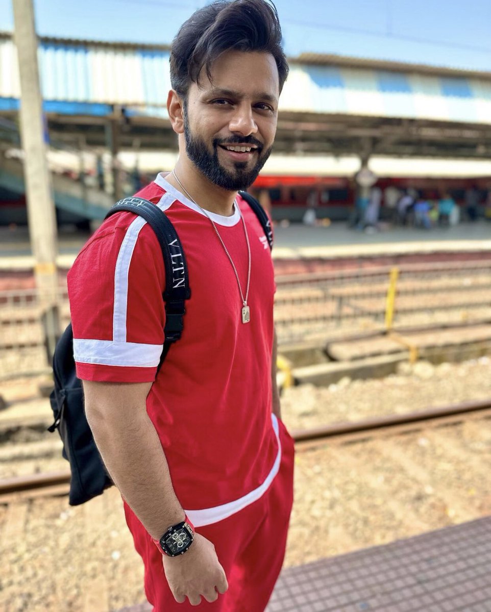 TeamRahulV's tweet photo. @rahulvaidya23 Incase you’re missing shayaris👇🏻 

Laal mere dil ka haal hai
Lagta aap pe kamaal hai
Yeh tohfa nahin sawaal hai
Kya Subhash Ghai ki picture Taal hai? 🤭❤️ 
#RahulVaidya #RKVians https://t.co/mb5GandDAu