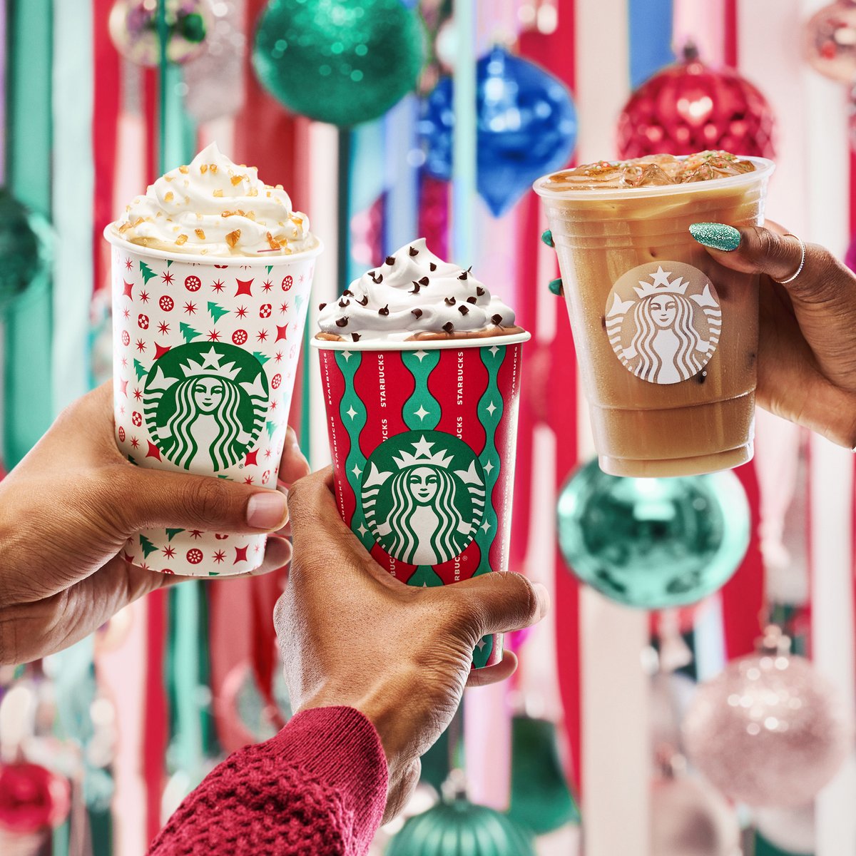 The holidays are here.
💛 Caramel Brûlé Latte
❤️ Peppermint Mocha
✨ Iced Sugar Cookie Oat Latte

C'est les Fêtes.
💛 le latte au caramel brûlé
❤️ le moka à la menthe poivrée
✨ un latte biscuit au sucre et boisson à l’avoine glacé