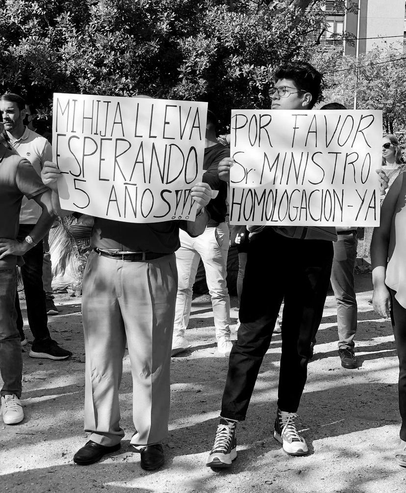 MarieGa56566574's tweet photo. @OdontosH @DarioKusinsky @jaimeperczyk @UniversidadGob Es grave el tema de las Homologaciones de los odontólogos ,la DISCRIMINACION de títulos extranjeros en ESPAÑA,el incumplimiento de ley y las convocatorias que desde el 2019 no se realizan!
Que desfachatez,que cinismo! 3 años de vida perdidos,como piensa subsanar a este colectivo? https://t.co/A8EoEgNvkr