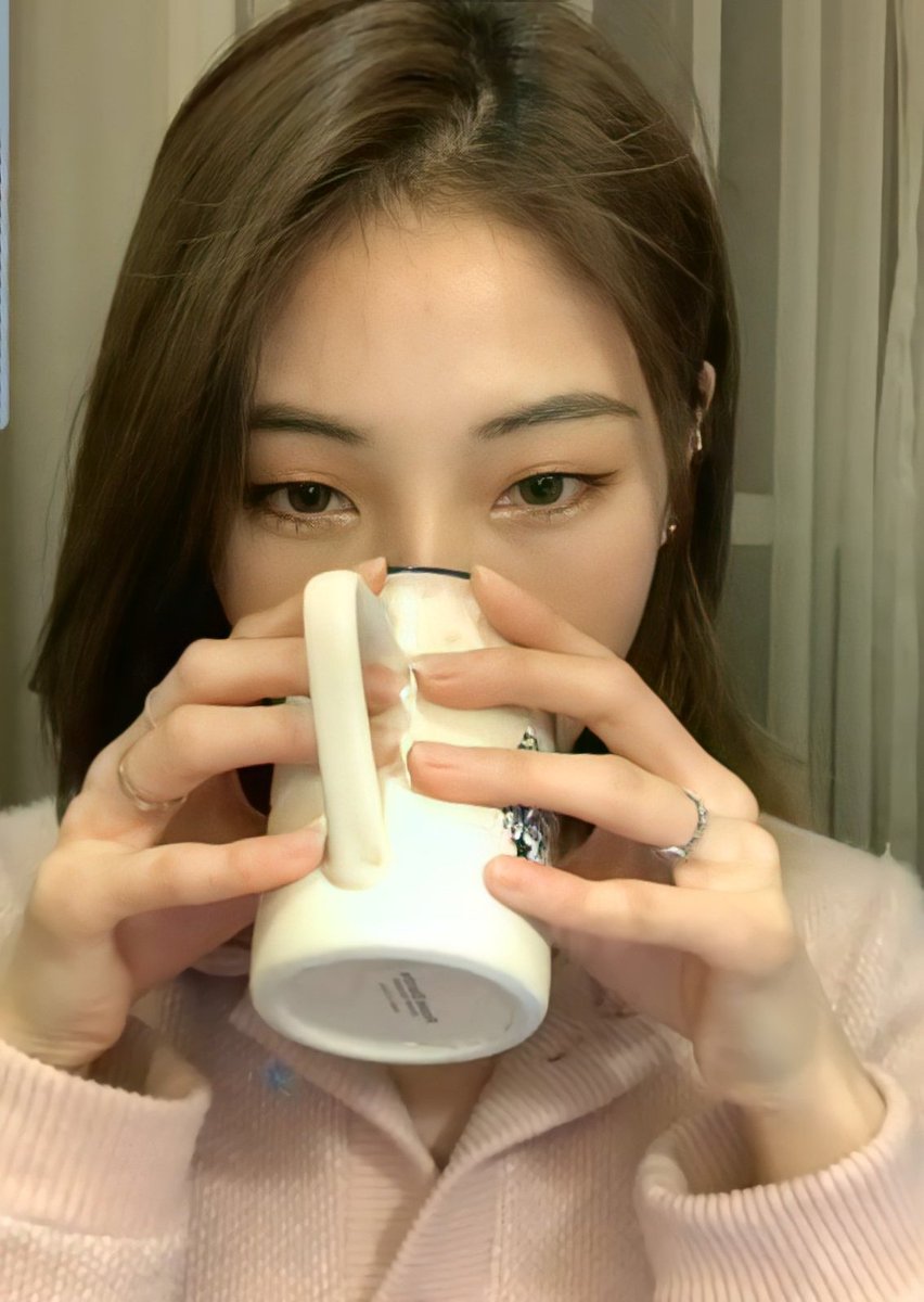 caibingcutiee's tweet photo. the thing she always does whenever she has live 💗

#HappyYubingDay
#ShiningStarYubingDay
#CaiYubing #蔡语冰 https://t.co/g74SSIdVKI