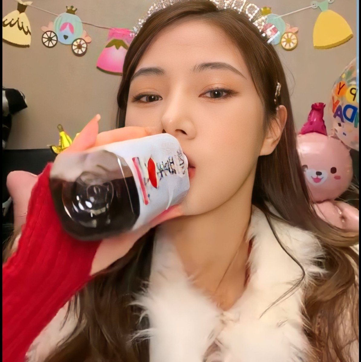 caibingcutiee's tweet photo. the thing she always does whenever she has live 💗

#HappyYubingDay
#ShiningStarYubingDay
#CaiYubing #蔡语冰 https://t.co/g74SSIdVKI
