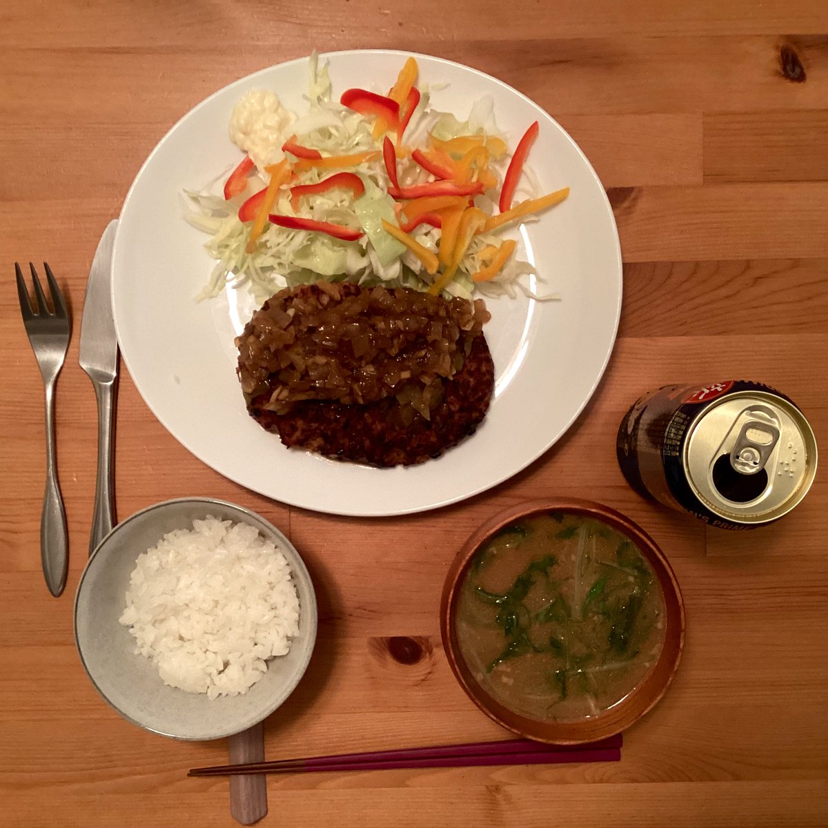 今日の夕飯💕肉のハナマサのハンバーグ🍗汁椀は味噌ラーメンスープで作りました🍜😉ハンバーグ安くって、このクォリティーは凄ーい✨いただきます〜🤣呑まれる方はかんぱーい🍻