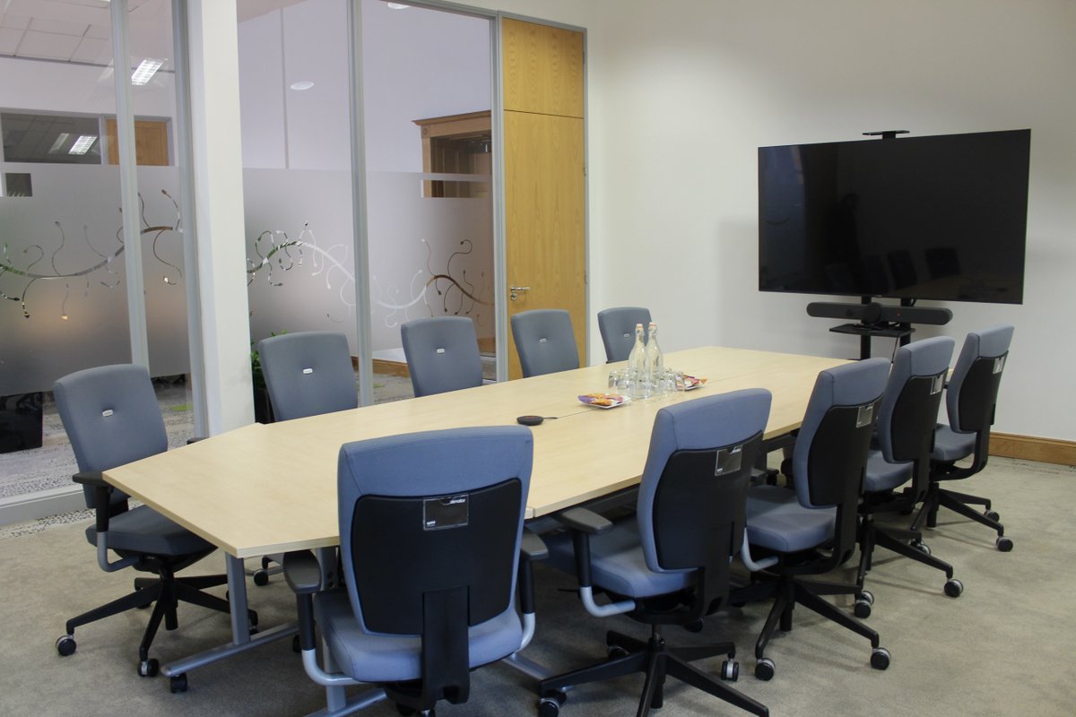 WorkWellOffices's tweet photo. Whether delivering projects or departmental catch-ups, our team room is a #functionalspace featuring:
•Innovative wireless technology making your #meetings more interactive
•A layout designed to boost creativity &amp; communication
•Ambient lighting &amp; décor to inspire productivity https://t.co/cbBCzD9WKy